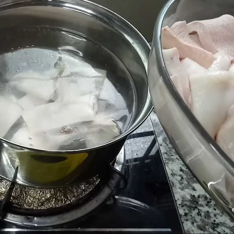 Bước 3 Thắng tóp mỡ Hủ tiếu gà nấm