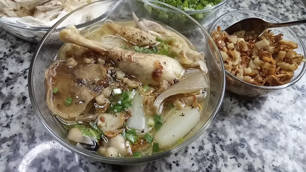 Hủ tiếu gà nấm