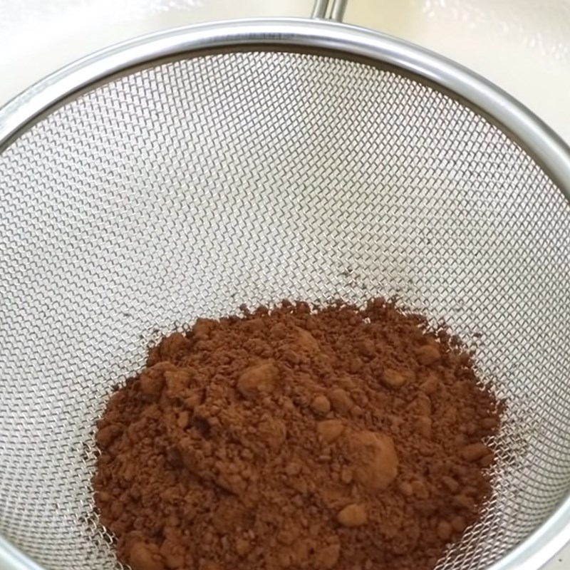 Bước 1 Khuấy tan bột cacao Kem socola phủ socola vỏ giòn