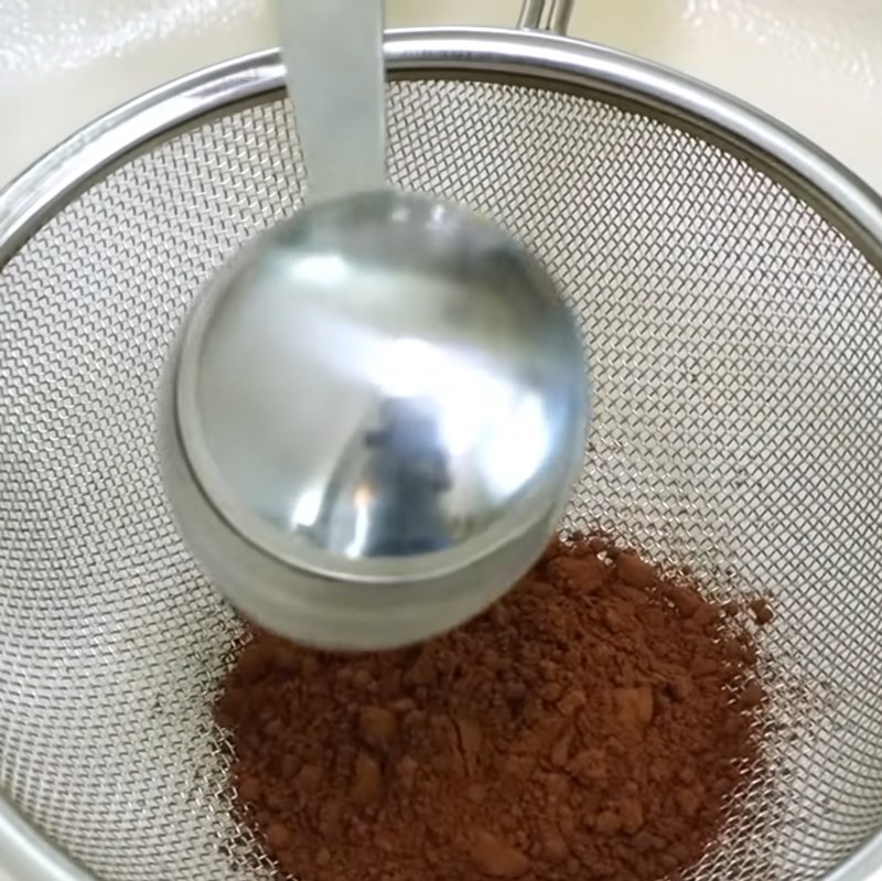 Bước 1 Khuấy tan bột cacao Kem socola phủ socola vỏ giòn