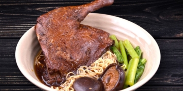 Hướng dẫn nấu mì vịt tiềm bằng vịt quay thơm ngon, đậm đà và cực kỳ đơn giản 15 l 1200x676 1