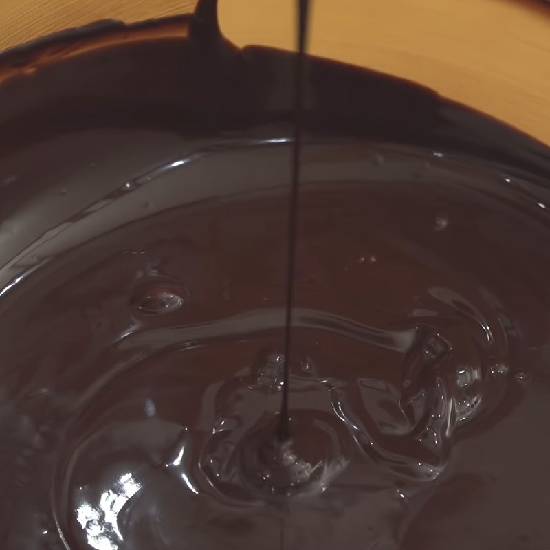Bước 4 Làm lớp socola phủ Kem vani phủ socola