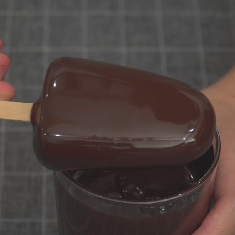 Bước 4 Làm lớp socola phủ Kem vani phủ socola