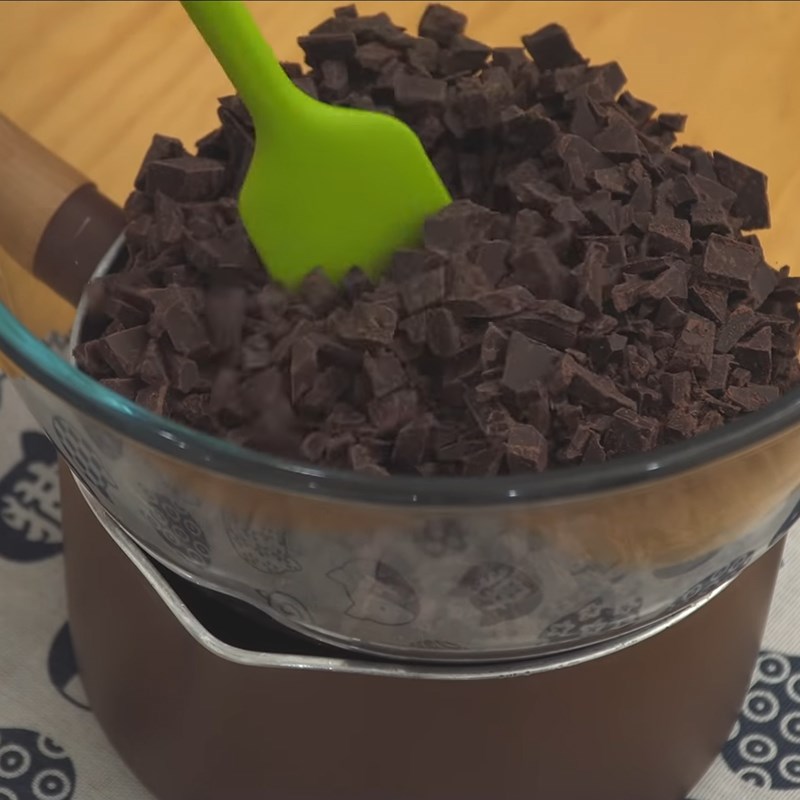 Bước 4 Làm lớp socola phủ Kem vani phủ socola
