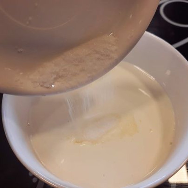Bước 1 Làm milk foam Latte hồng trà macchiato