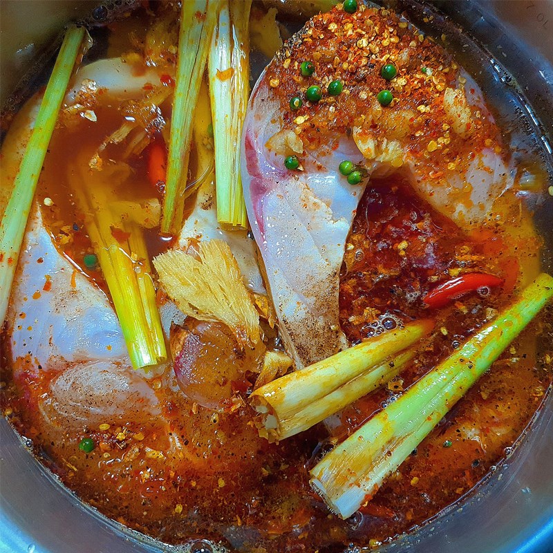 Bước 3 Làm nước kho Cá trắm kho riềng