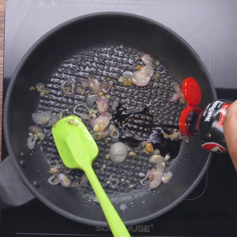 Bước 4 Làm nước sốt Cơm trộn bằng nồi cơm điện