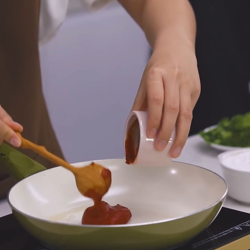 Bước 4 Làm sốt cà Mì Ý gà giòn sốt kem