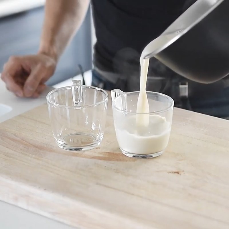 Bước 2 Lọc bã trà Trà sữa gạo rang cốt dừa