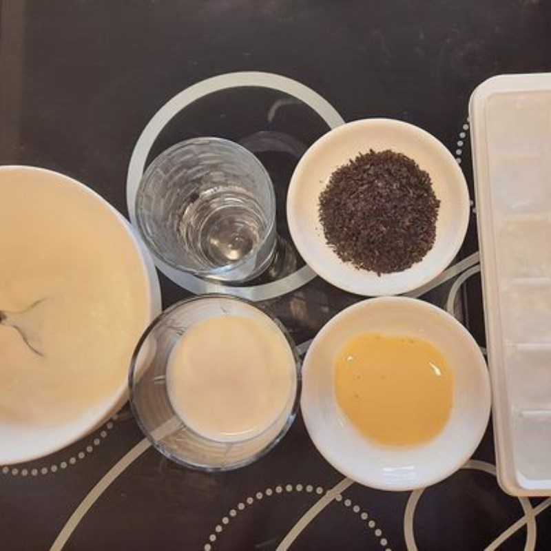 Bước 2 Lọc trà và khuấy sữa Latte hồng trà macchiato
