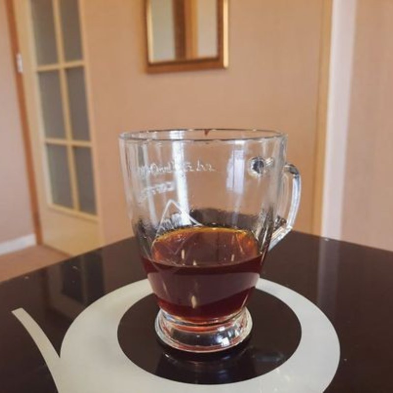 Bước 2 Lọc trà và khuấy sữa Latte hồng trà macchiato