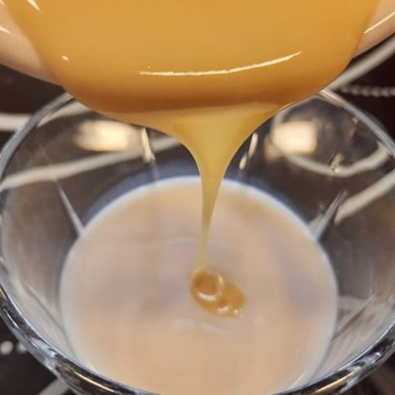 Bước 2 Lọc trà và khuấy sữa Latte hồng trà macchiato