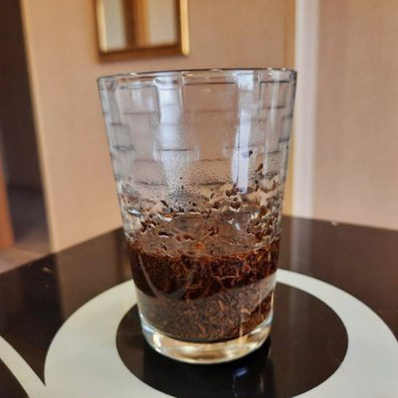 Bước 2 Lọc trà và khuấy sữa Latte hồng trà macchiato