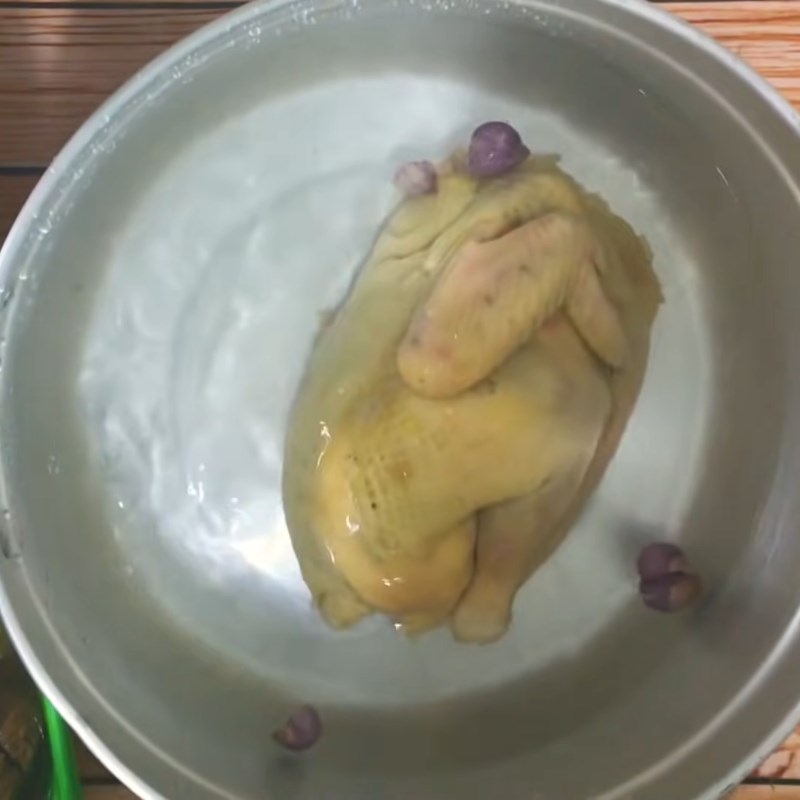 Bước 2 Luộc gà Miến măng gà