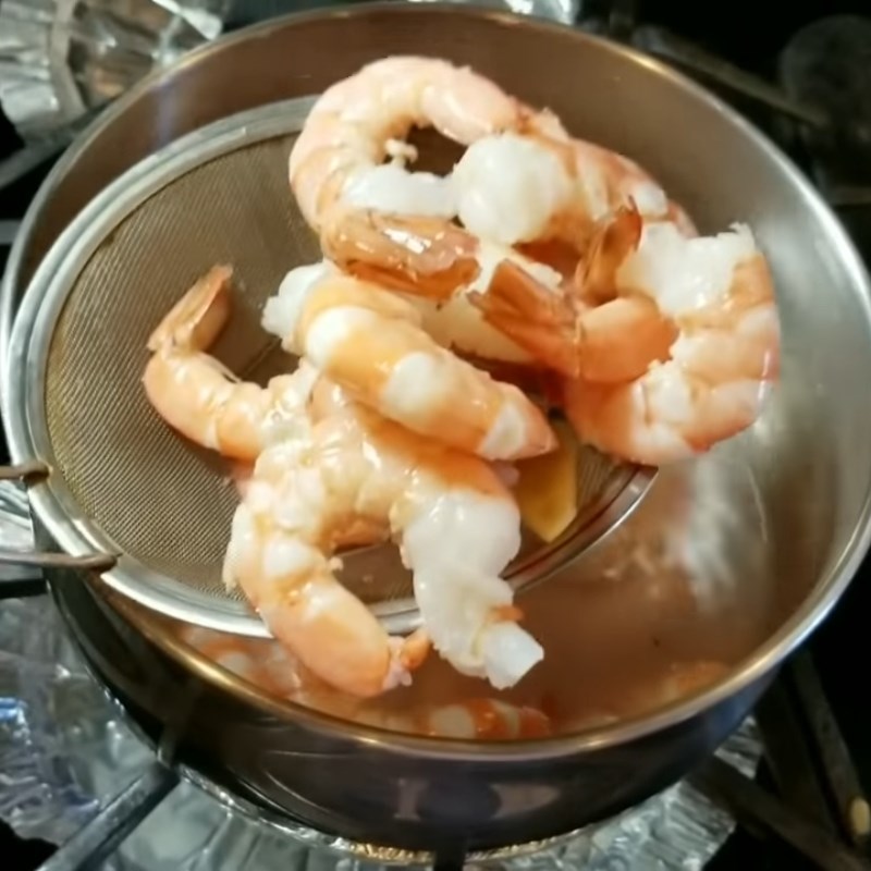 Bước 2 Luộc tôm và mực Bánh canh hải sản