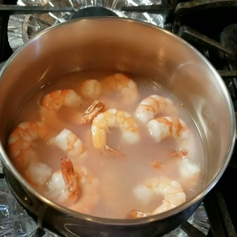 Bước 2 Luộc tôm và mực Bánh canh hải sản