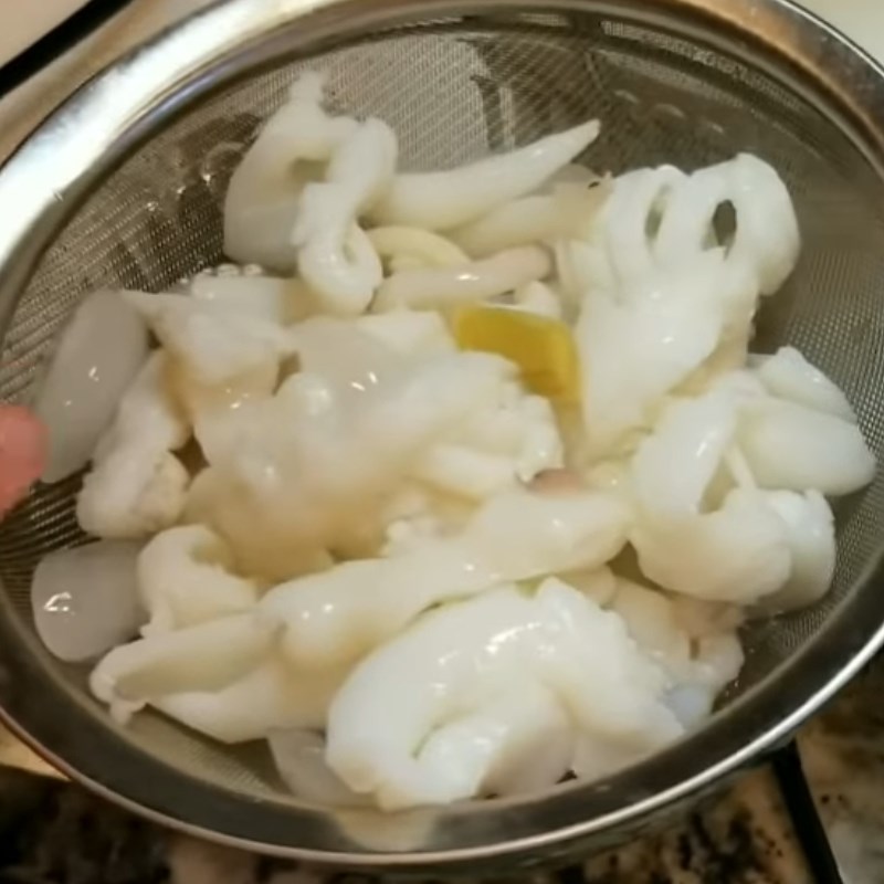 Bước 2 Luộc tôm và mực Bánh canh hải sản