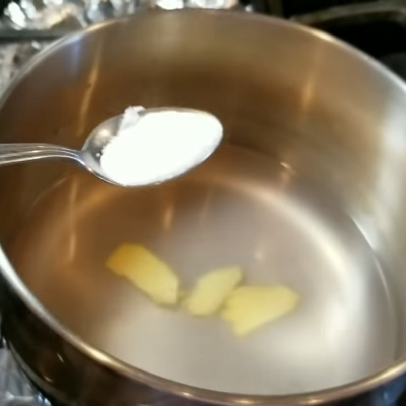 Bước 2 Luộc tôm và mực Bánh canh hải sản