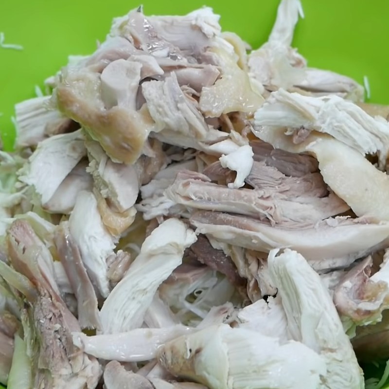 Bước 2 Luộc và xé gà Gỏi gà hoa chuối