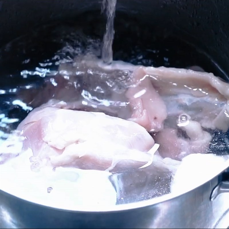 Bước 2 Luộc xương lần 1 Nước dùng gà