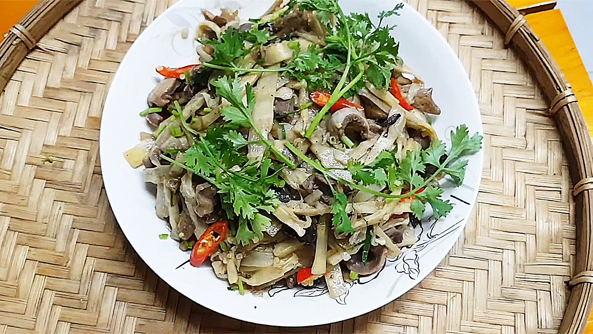 Măng tươi xào lòng gà