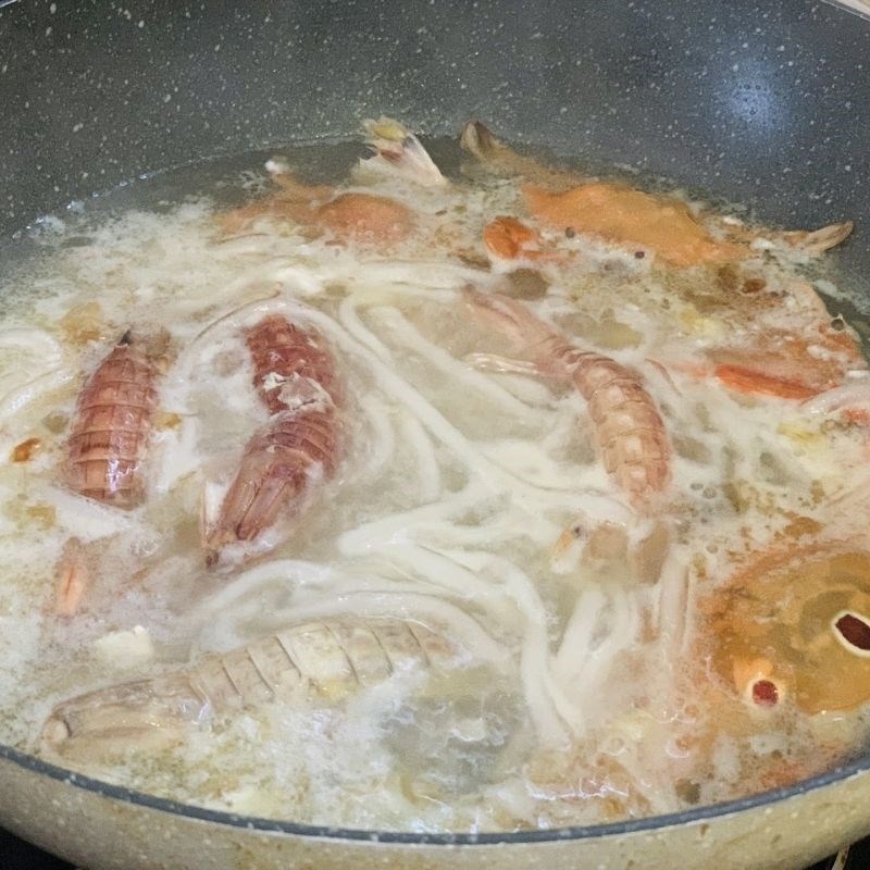 Bước 4 Nấu bánh canh hải sản Bánh canh hải sản (công thức được chia sẻ từ người dùng)