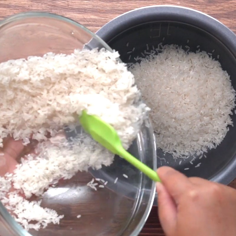 Bước 3 Nấu cơm trộn thập cẩm Cơm trộn bằng nồi cơm điện