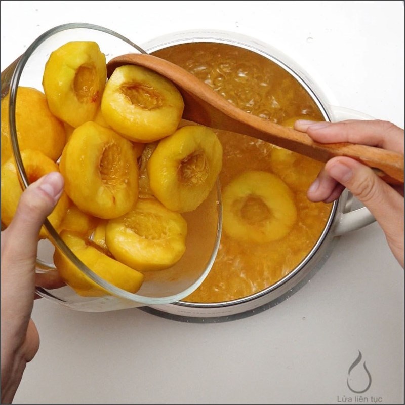 Bước 3 Nấu đào với nước đường Đào ngâm