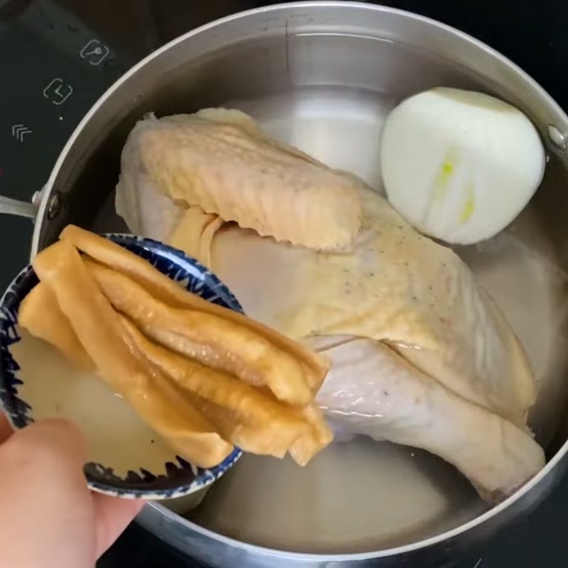 Bước 2 Nấu nước dùng Hủ tiếu gà