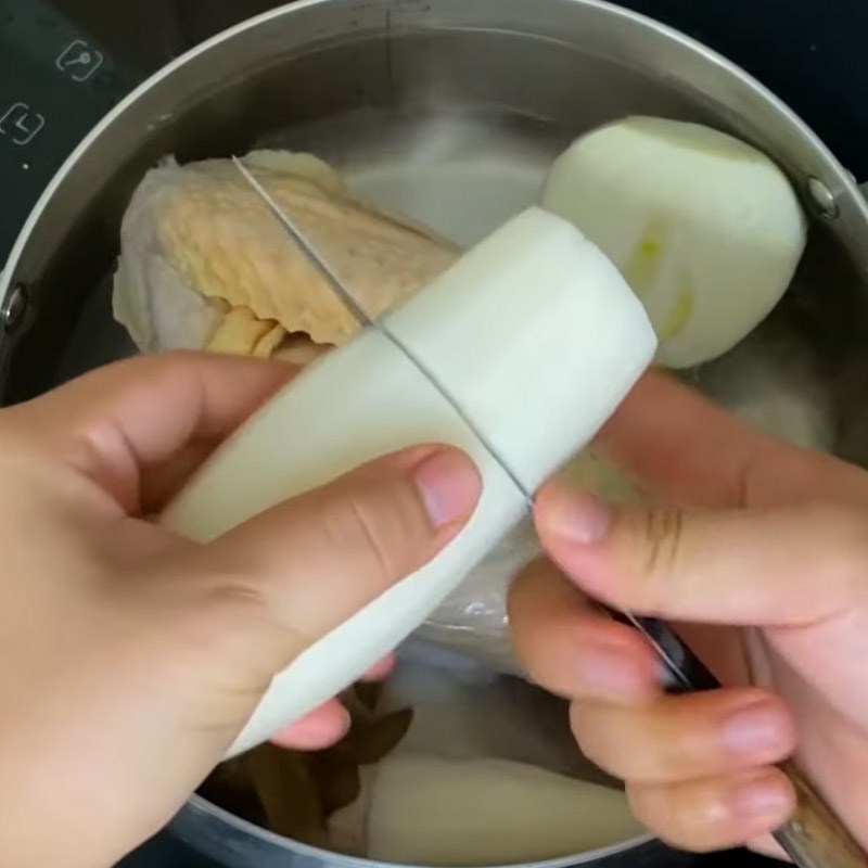 Bước 2 Nấu nước dùng Hủ tiếu gà
