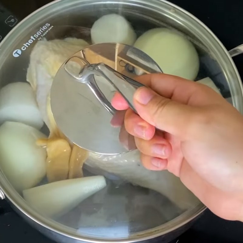 Bước 2 Nấu nước dùng Hủ tiếu gà