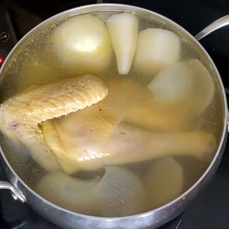 Bước 2 Nấu nước dùng Hủ tiếu gà