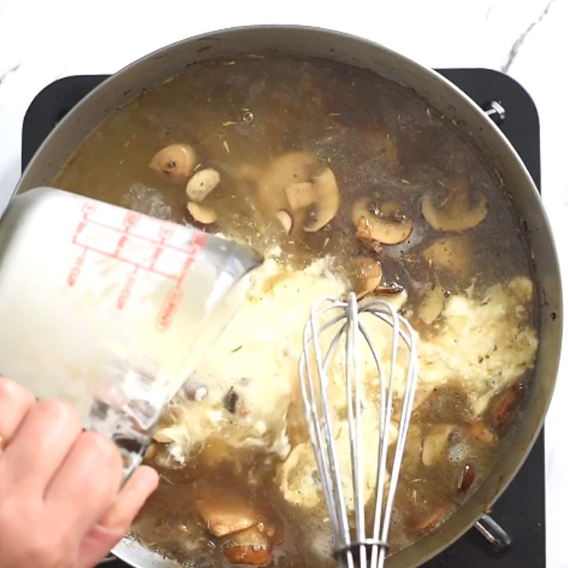 Bước 4 Nấu súp gà nấm Súp kem nấm thịt gà