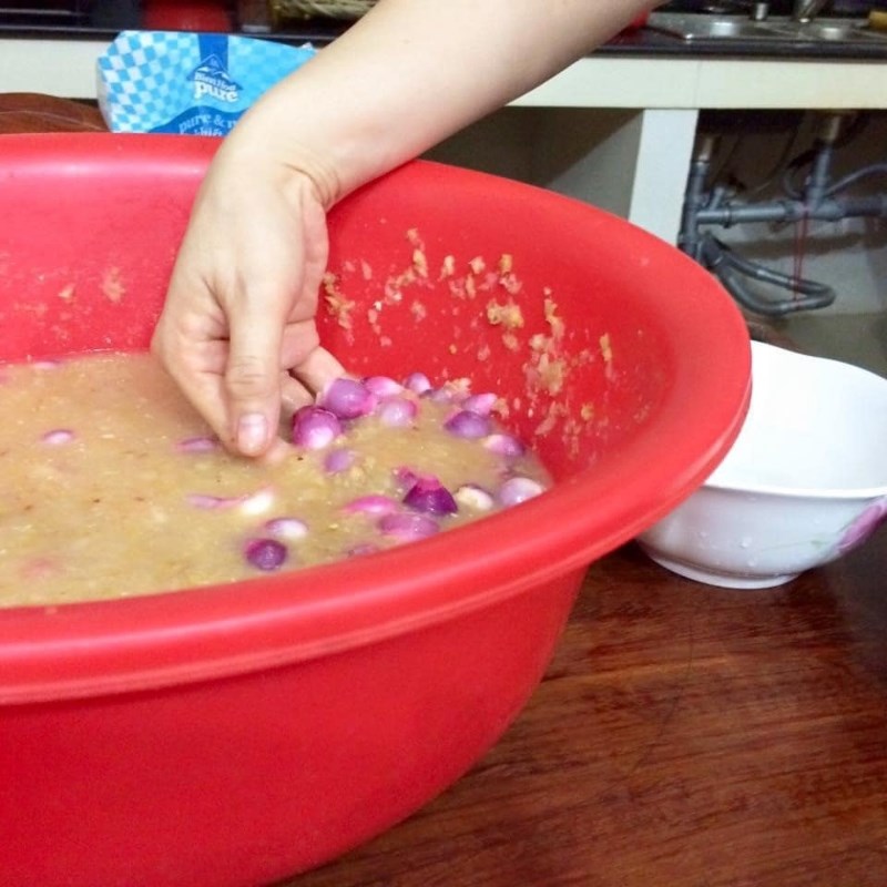 Bước 2 Ngâm hành với khế và muối Dưa hành (công thức được chia sẻ từ người dùng)