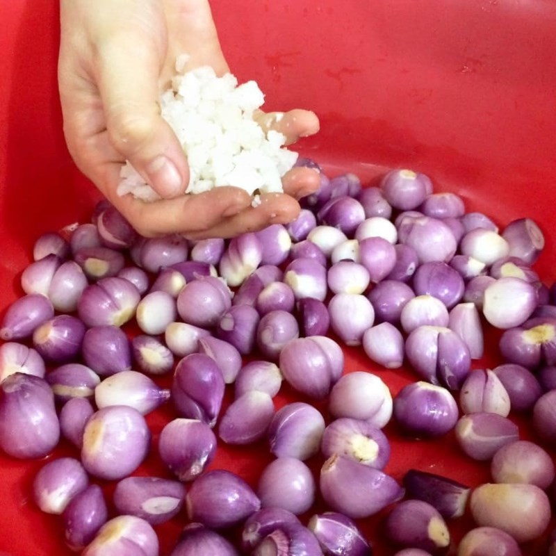 Bước 2 Ngâm hành với khế và muối Dưa hành (công thức được chia sẻ từ người dùng)