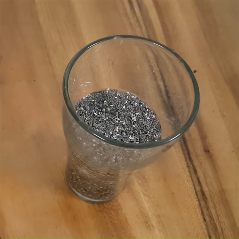 Bước 2 Ngâm hạt chia Trà bí đao hạt chia