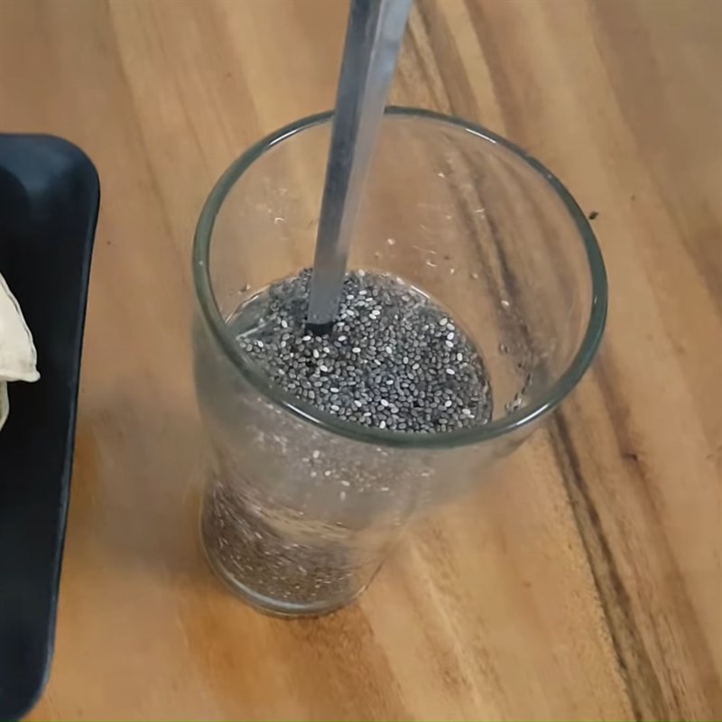 Bước 2 Ngâm hạt chia Trà bí đao hạt chia