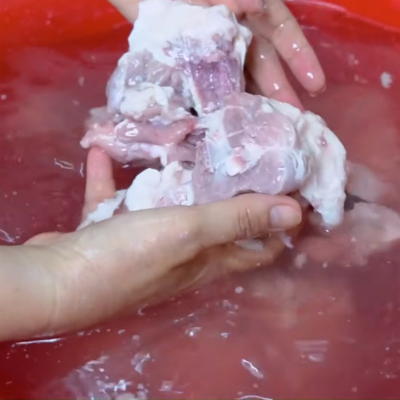 Bước 1 Ngâm xương Nước dùng xương heo
