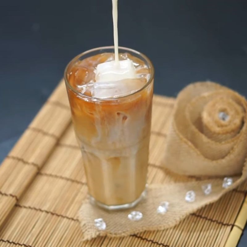 Bước 2 Pha trà sữa Hồng trà sữa với sữa tươi