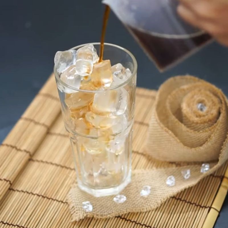 Bước 2 Pha trà sữa Hồng trà sữa với sữa tươi