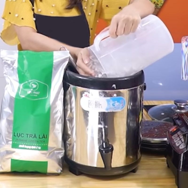 Bước 2 Pha trà sữa Trà sữa thanh long đỏ
