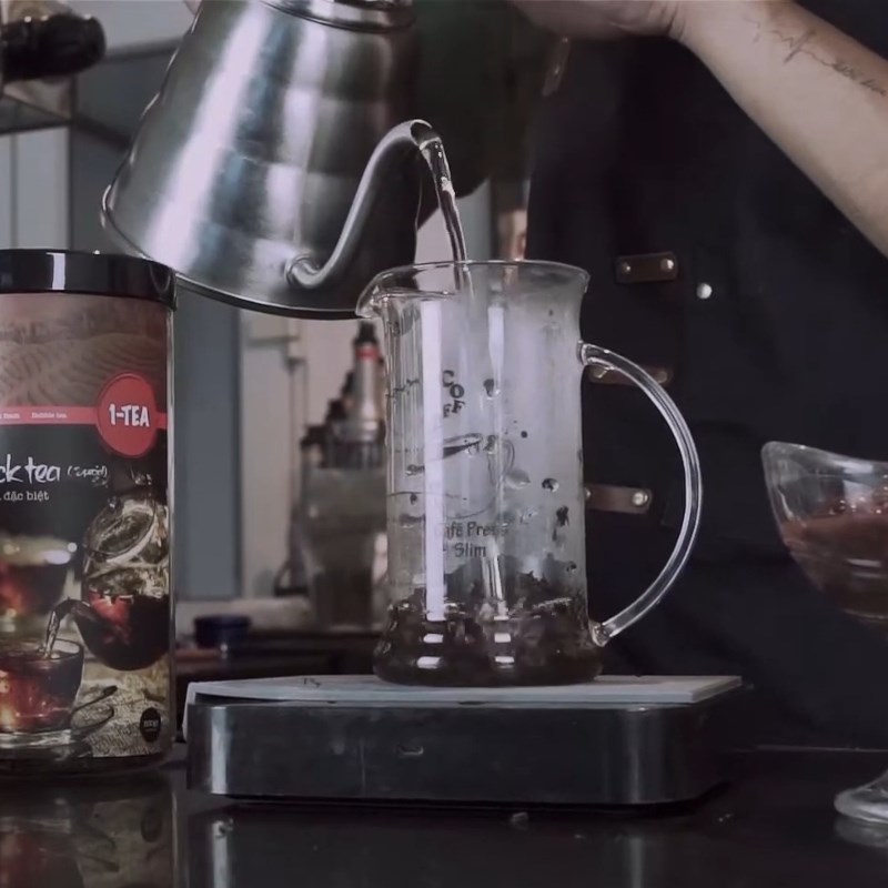 Bước 1 Pha, ủ trà Trà sữa khoai môn đậu đỏ