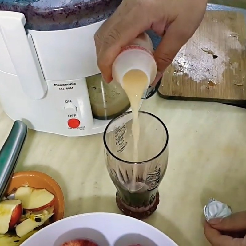 Bước 2 Pha yakult với nước ép táo Nước ép táo yakult