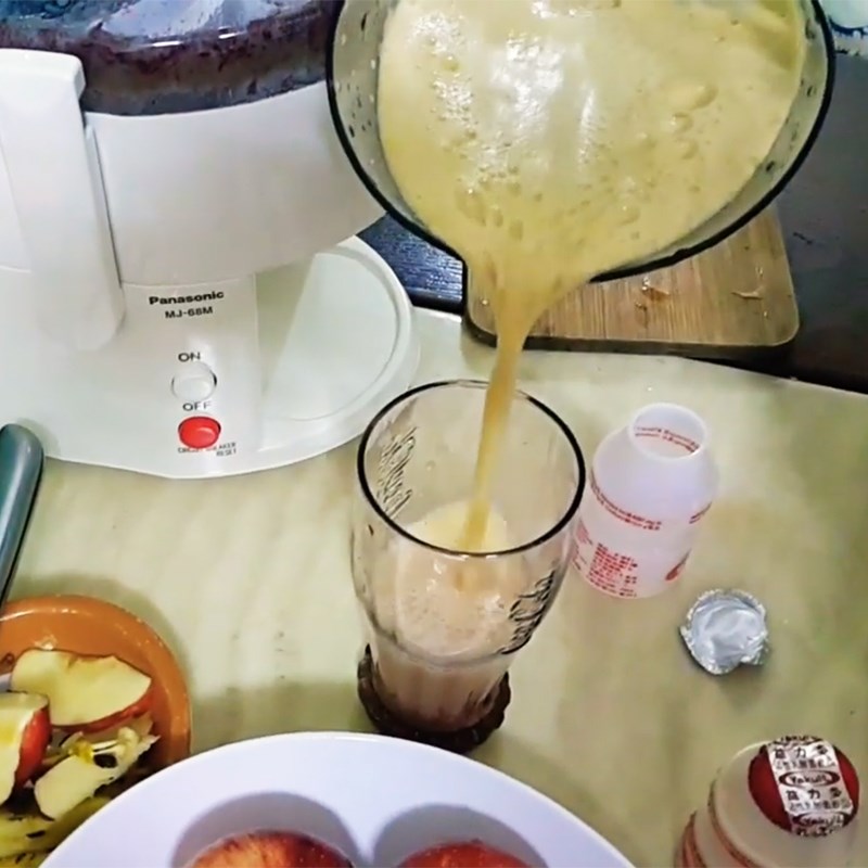 Bước 2 Pha yakult với nước ép táo Nước ép táo yakult