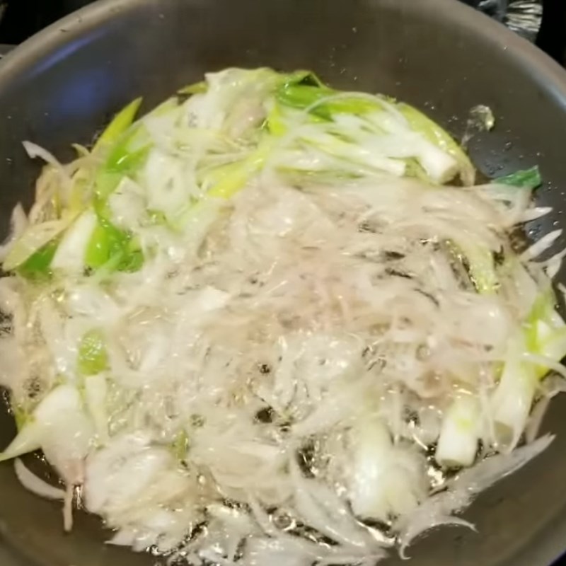 Bước 3 Phi hành tỏi và trụng mì Bánh canh hải sản