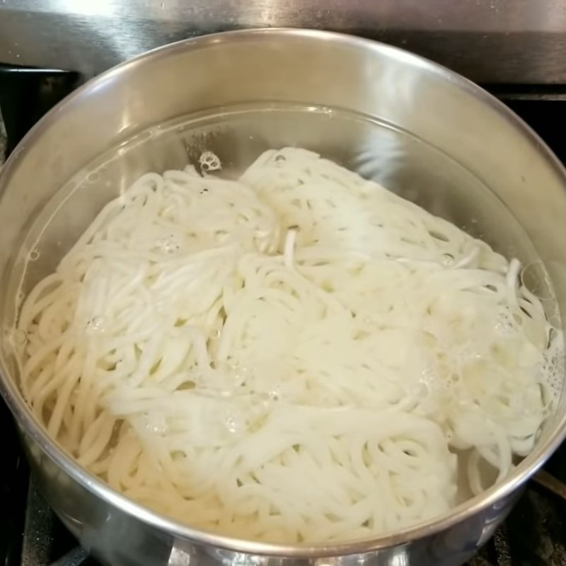 Bước 3 Phi hành tỏi và trụng mì Bánh canh hải sản