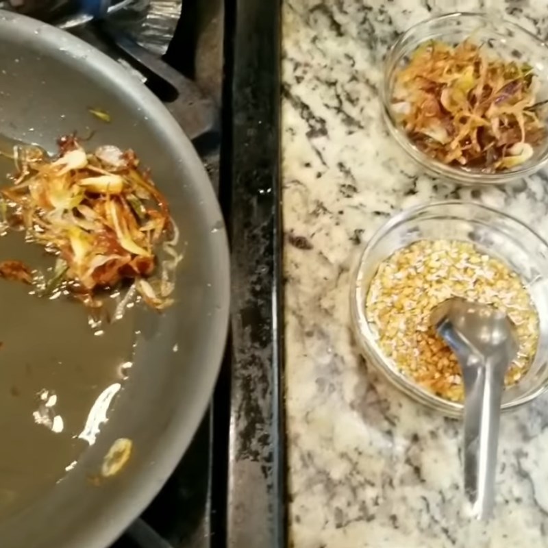 Bước 3 Phi hành tỏi và trụng mì Bánh canh hải sản