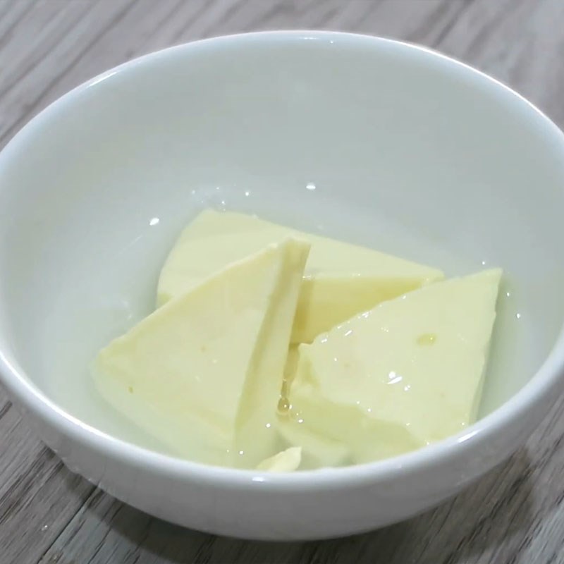 Bước 2 Rây nhuyễn phô mai Sữa chua úp ngược
