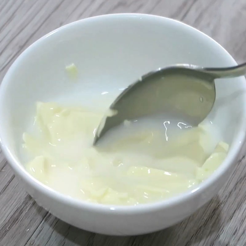 Bước 2 Rây nhuyễn phô mai Sữa chua úp ngược