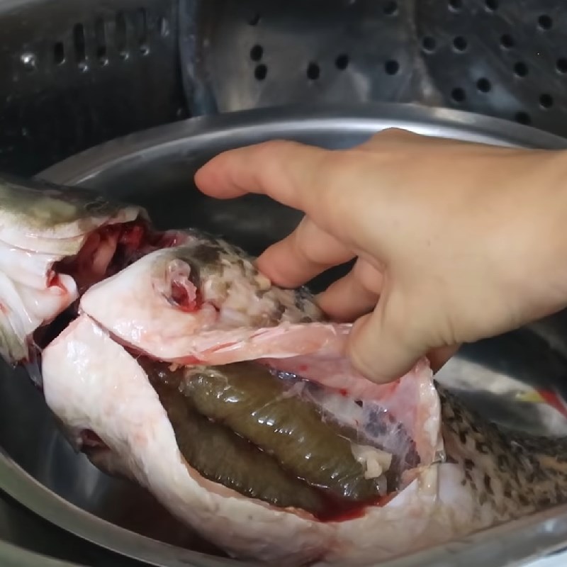 Bước 1 Sơ chế cá chép Lẩu cá chép nấu riêu